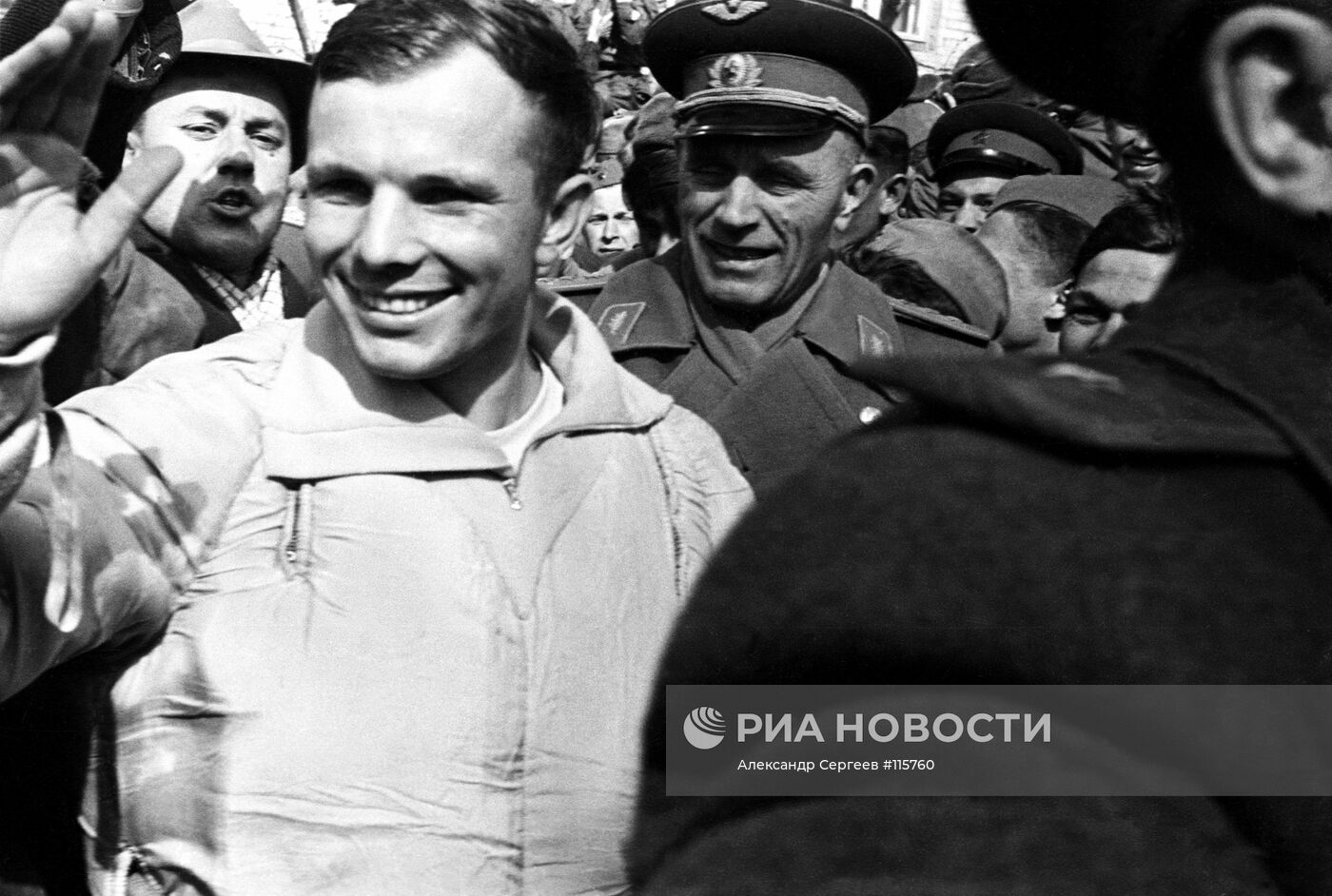Первый космонавт Юрий Гагарин после приземления