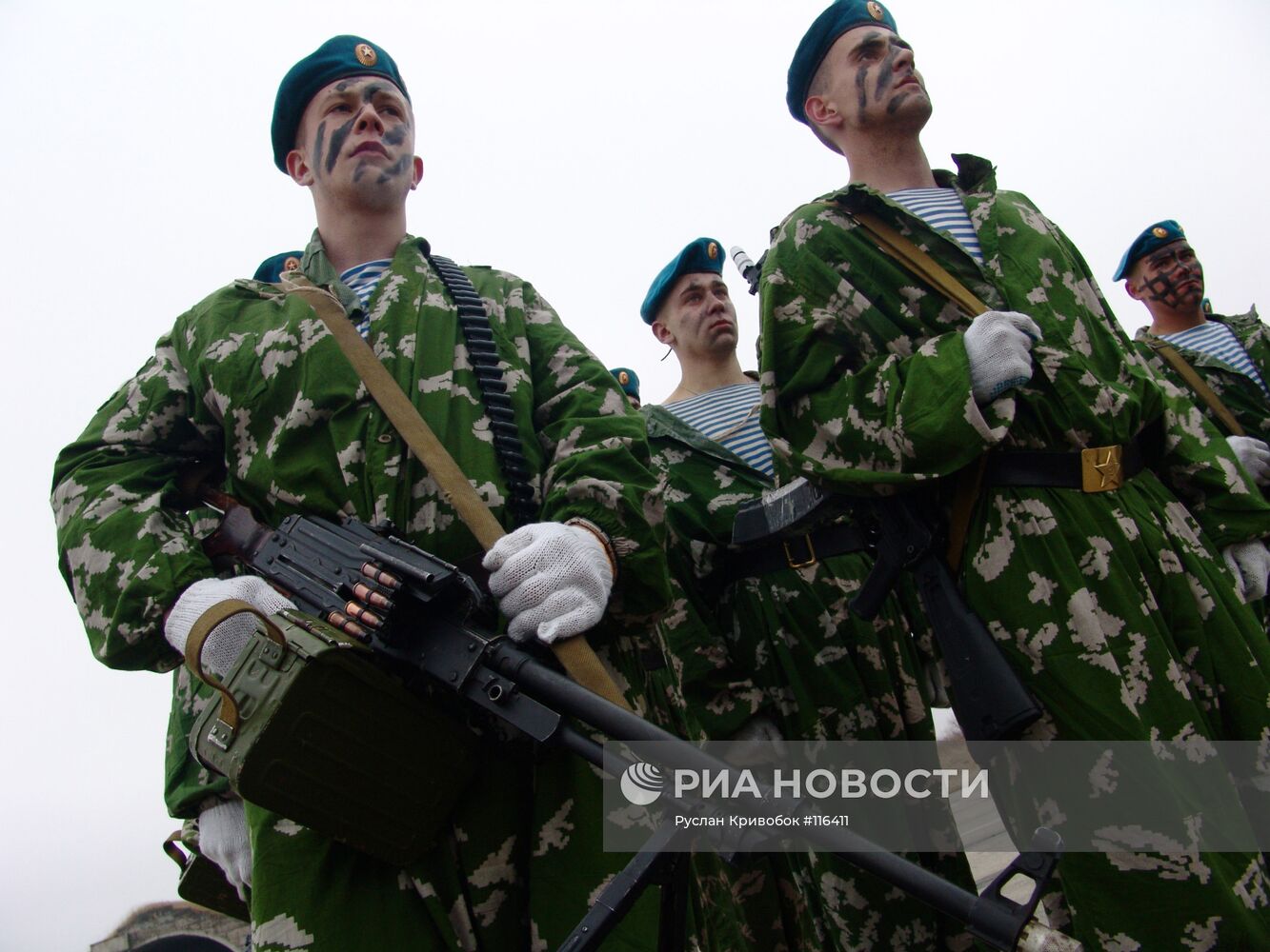 ГОЛУБОЙ БЕРЕТ РУЧНОЙ ПУЛЕМЕТ ПУЛЕМЕТНАЯ ЛЕНТА ТЕЛЬНЯШКА | РИА Новости  Медиабанк