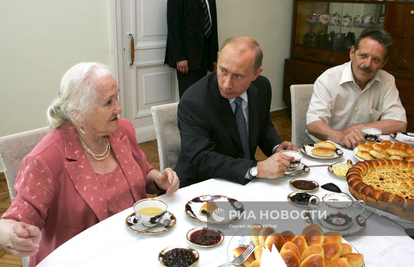 Президент РФ Владимир Путин в гостях у детей Михаила Шолохова