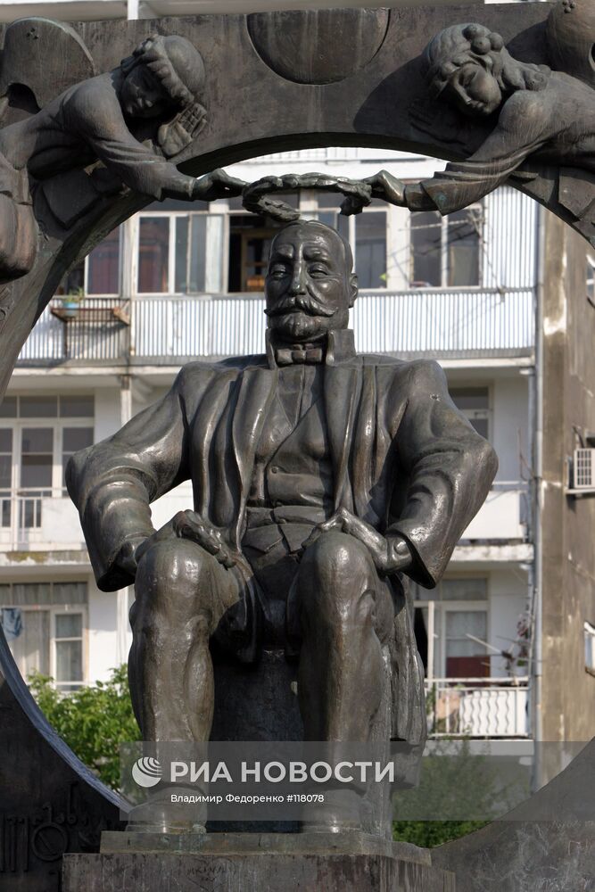 Памятник грузинскому писателю и поэту Илье Чавчавадзе в Батуми