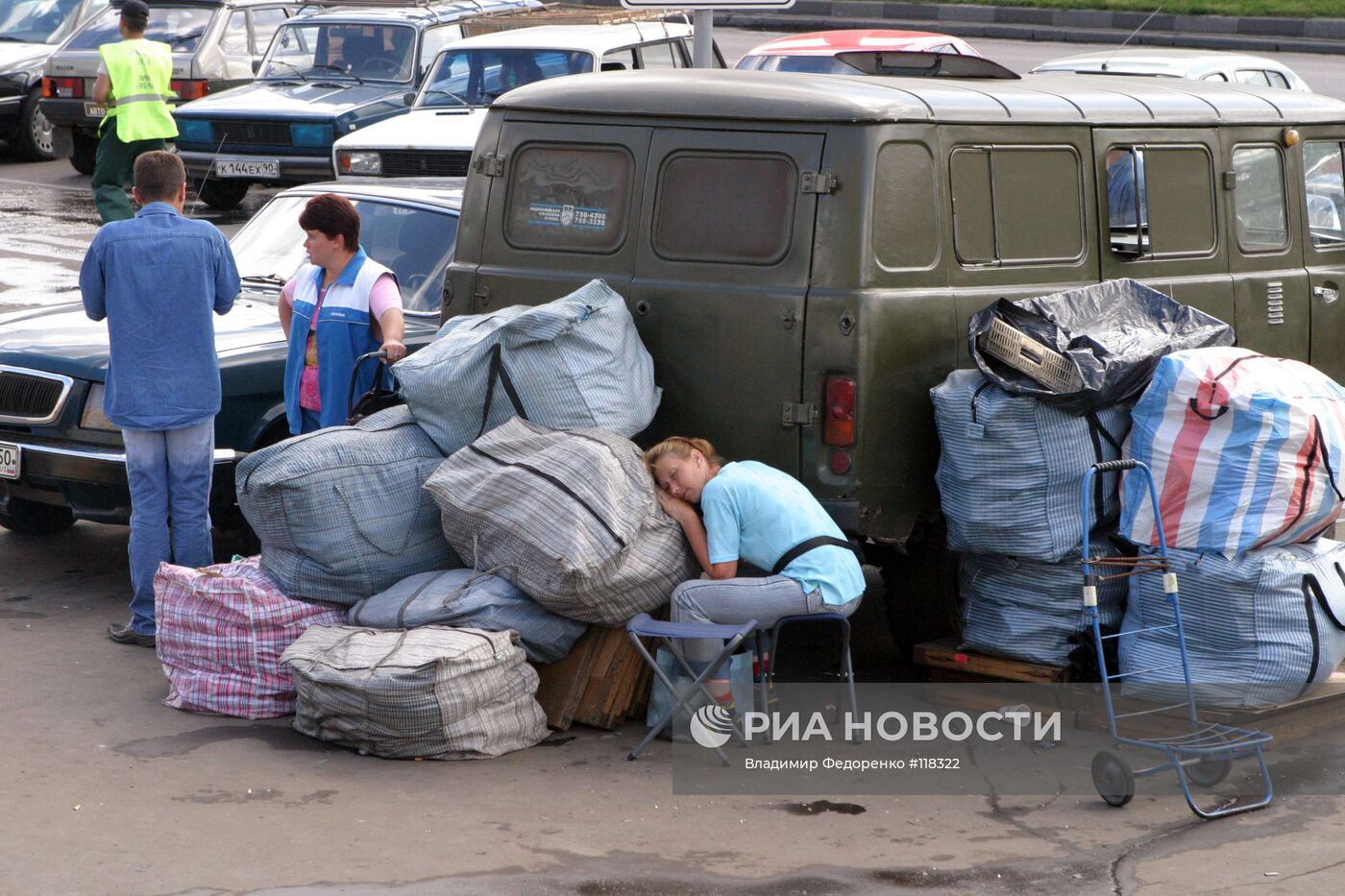 Люди с багажом на Комсомольской площади