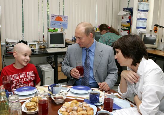 В.Путин во время посещения РДКБ