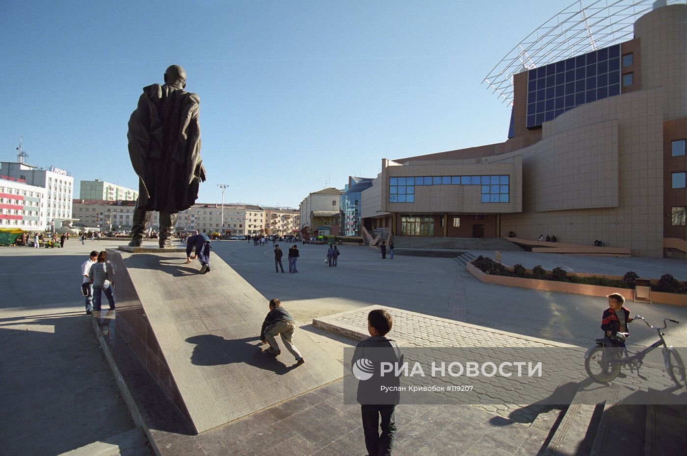 Памятник народному писателю Якутии Николаю Ойюнскому