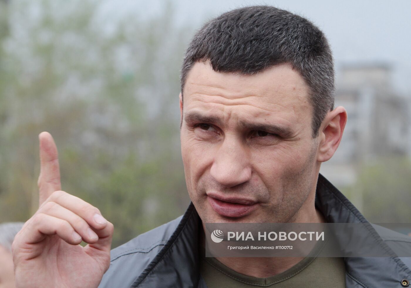 Боксер Виталий Кличко принимает участие в субботнике в Киеве