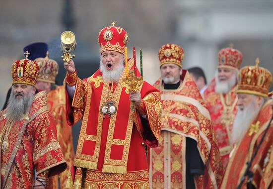 Крестный ход и молитвенное стояние в защиту веры