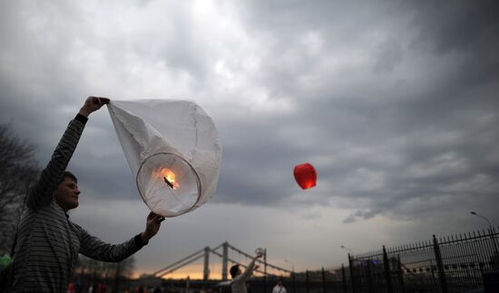 Массовый запуск небесных фонариков на территории ЦДХ