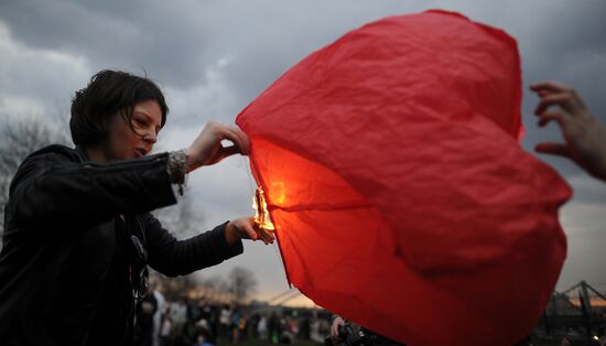 Массовый запуск небесных фонариков на территории ЦДХ