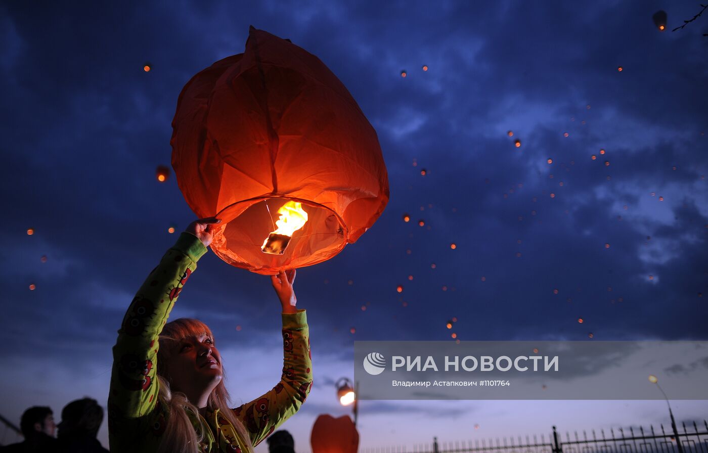 Массовый запуск небесных фонариков на территории ЦДХ