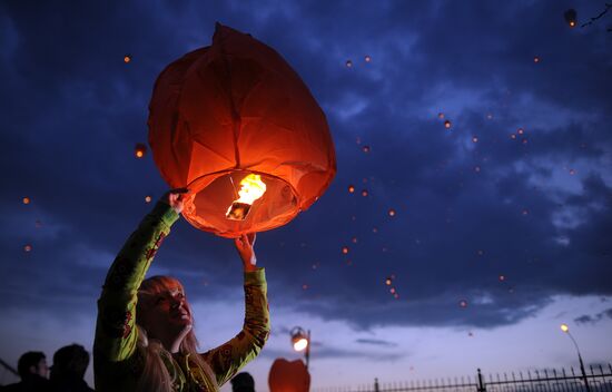 Массовый запуск небесных фонариков на территории ЦДХ