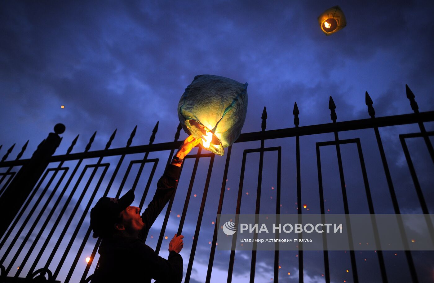 Массовый запуск небесных фонариков на территории ЦДХ