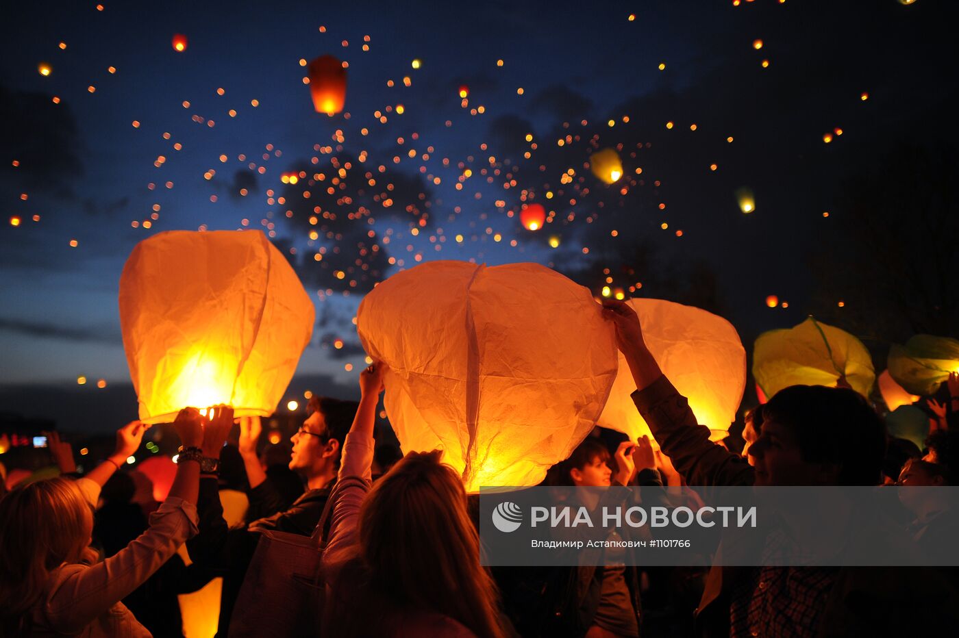 Массовый запуск небесных фонариков на территории ЦДХ