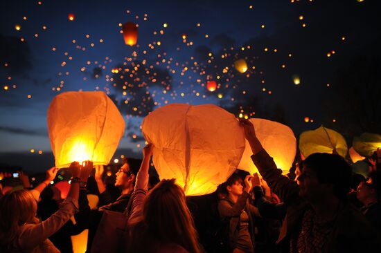 Массовый запуск небесных фонариков на территории ЦДХ