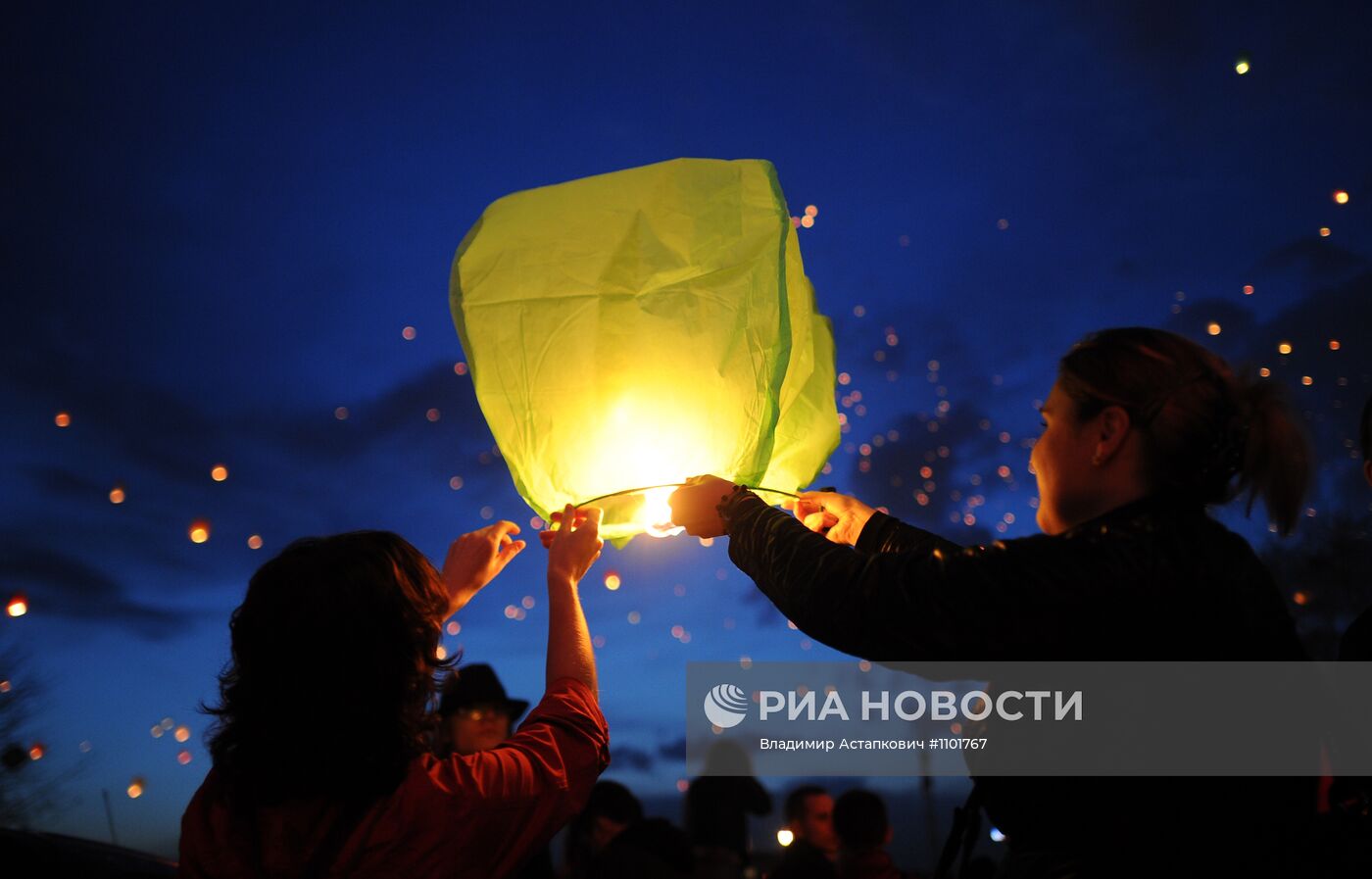 Массовый запуск небесных фонариков на территории ЦДХ