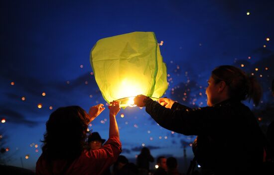 Массовый запуск небесных фонариков на территории ЦДХ