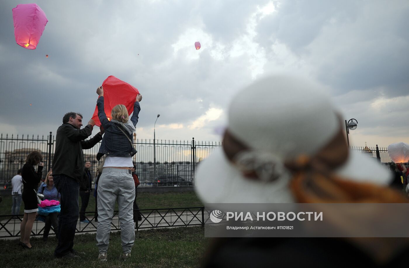 Массовый запуск небесных фонариков на территории ЦДХ