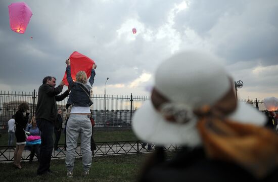 Массовый запуск небесных фонариков на территории ЦДХ