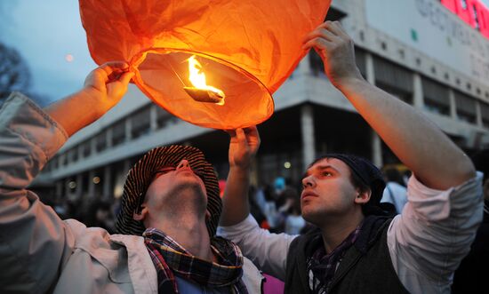 Массовый запуск небесных фонариков на территории ЦДХ