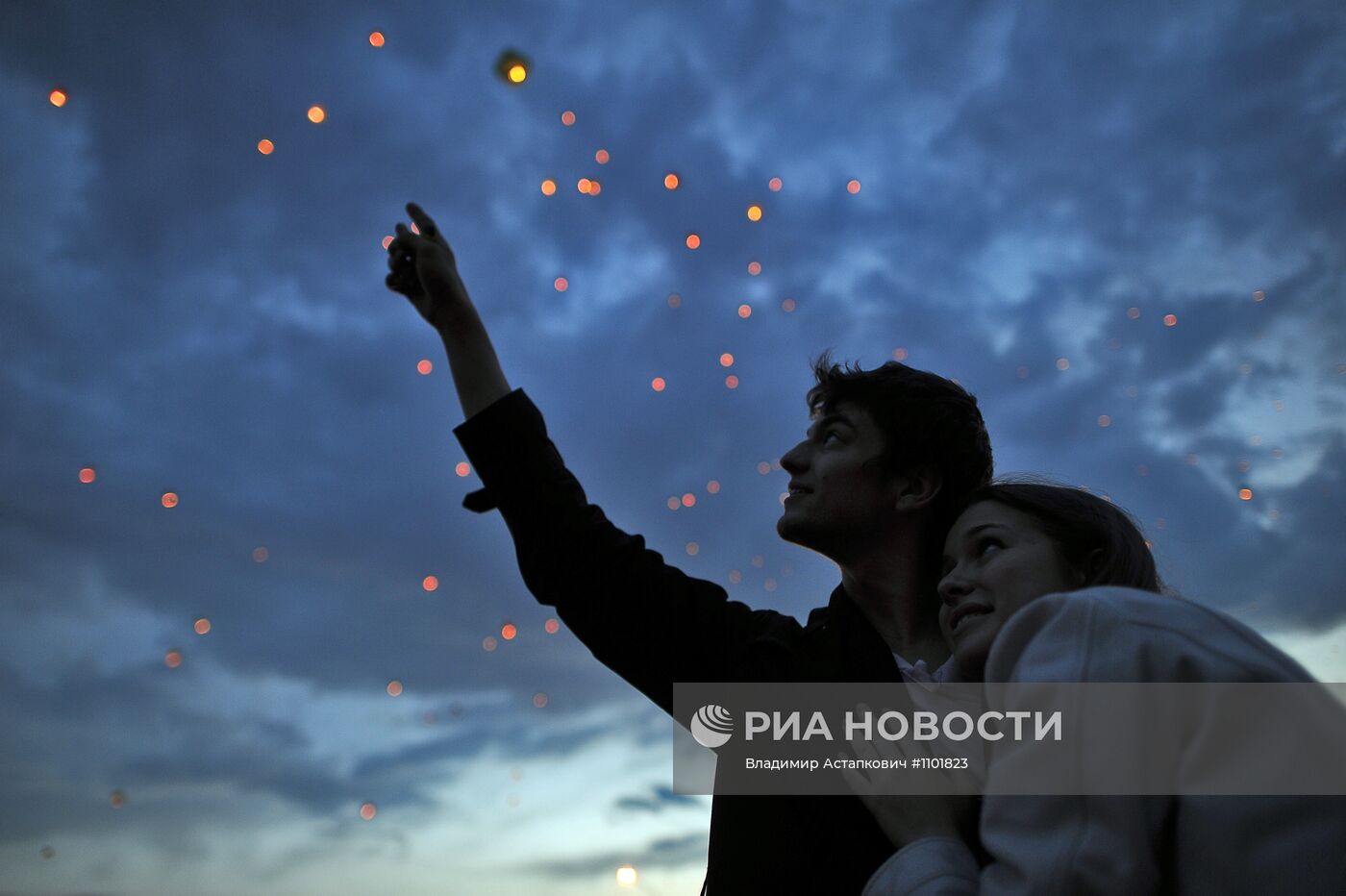 Массовый запуск небесных фонариков на территории ЦДХ