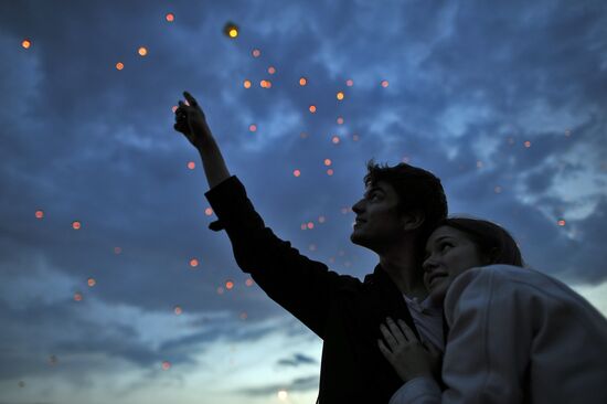 Массовый запуск небесных фонариков на территории ЦДХ