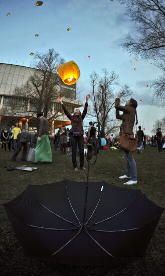 Массовый запуск небесных фонариков на территории ЦДХ