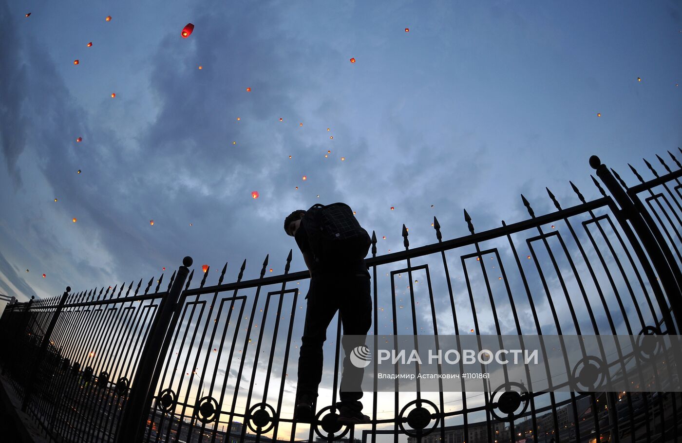 Массовый запуск небесных фонариков на территории ЦДХ