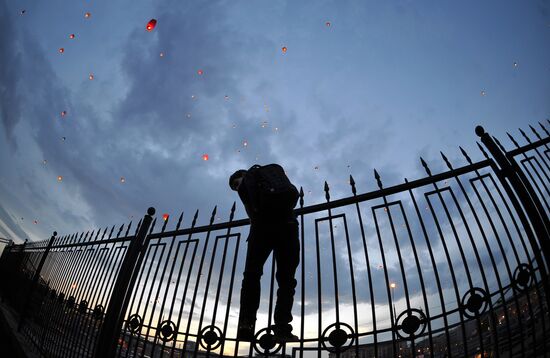 Массовый запуск небесных фонариков на территории ЦДХ