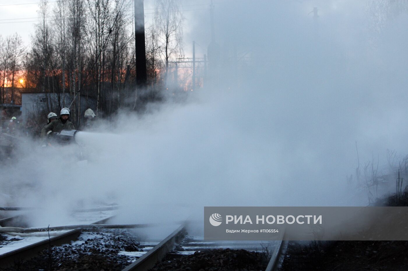 Пожар в районе Ручьевой нефтебазы в Санкт-Петербурге