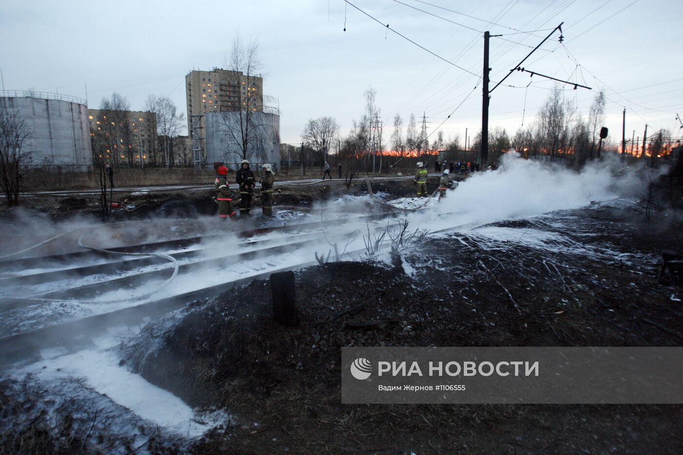 Пожар в районе Ручьевой нефтебазы в Санкт-Петербурге
