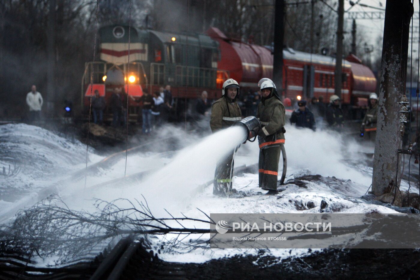 Пожар в районе Ручьевой нефтебазы в Санкт-Петербурге