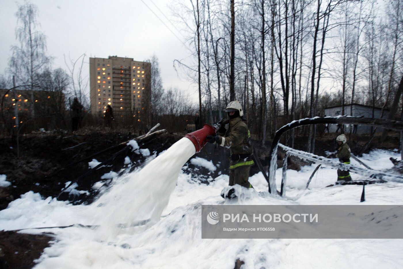 Пожар в районе Ручьевой нефтебазы в Санкт-Петербурге
