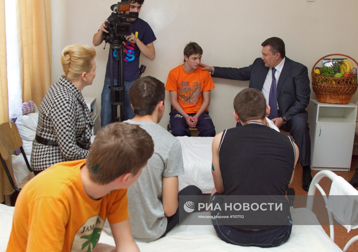 В.Янукович посетил пострадавших от взрывов в Днепропетровске