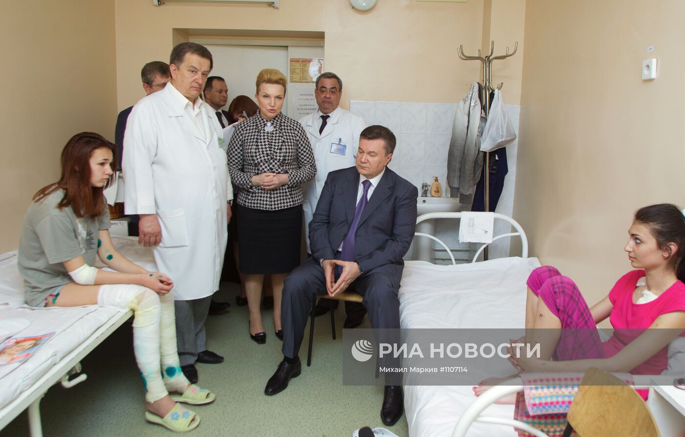 В.Янукович посетил пострадавших от взрывов в Днепропетровске
