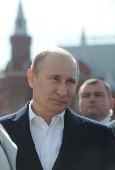 Д.Медведев и В.Путин приняли участие в первомайском шествии