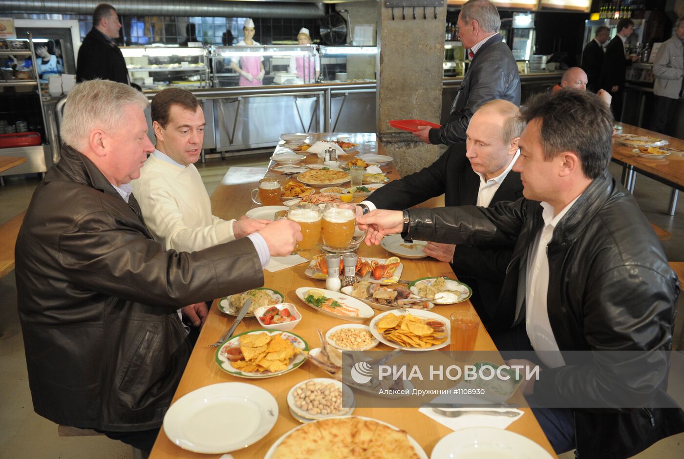 Д.Медведев и В.Путин посетили пивной бар "Жигули"