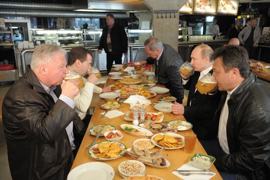 Д.Медведев и В.Путин посетили пивной бар "Жигули"