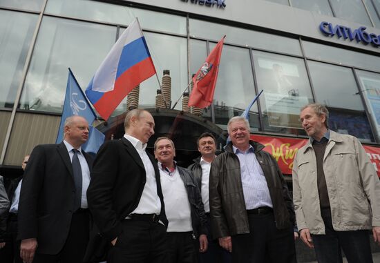 Д.Медведев и В.Путин посетили пивной бар "Жигули"