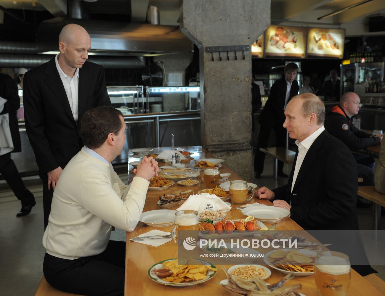 Д.Медведев и В.Путин посетили пивной бар "Жигули"