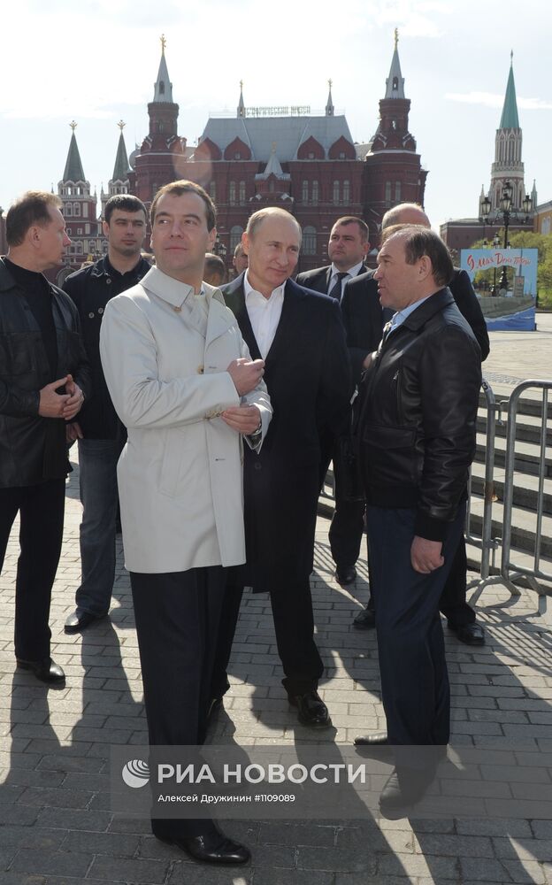 Д.Медведев и В.Путин приняли участие в первомайском шествии