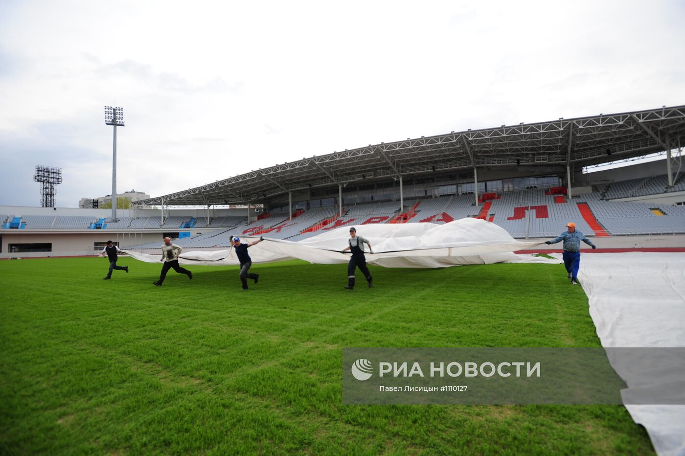 Подготовка стадиона к финальному матчу Кубка России по футболу