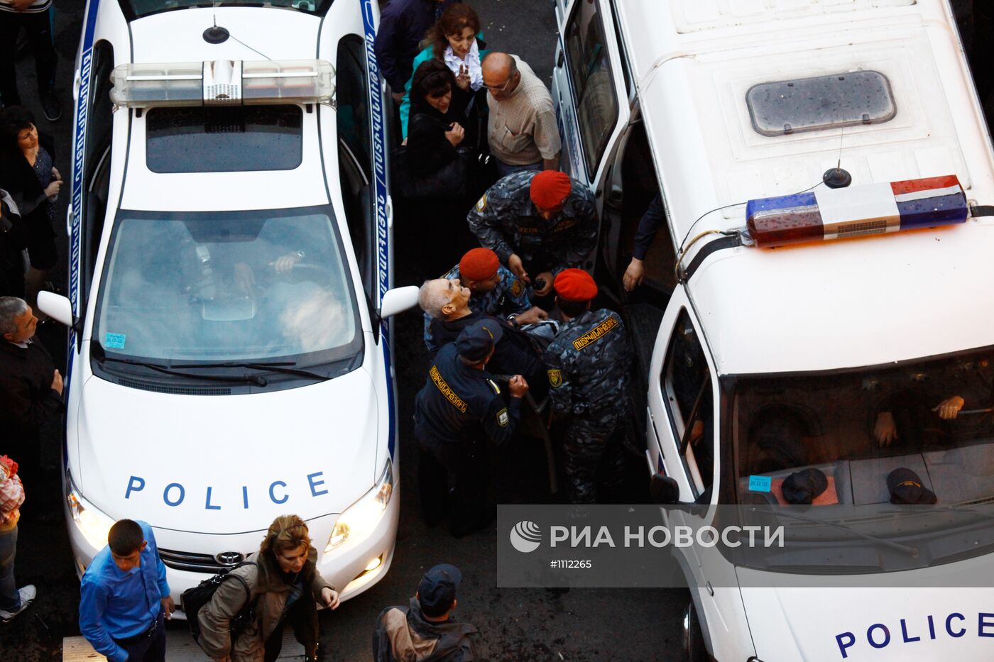 Взрыв шаров с газом на митинге в Ереване