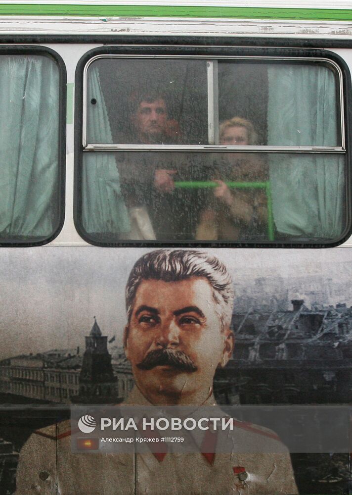 Автобус с изображением Иосифа Сталина в Новосибирске