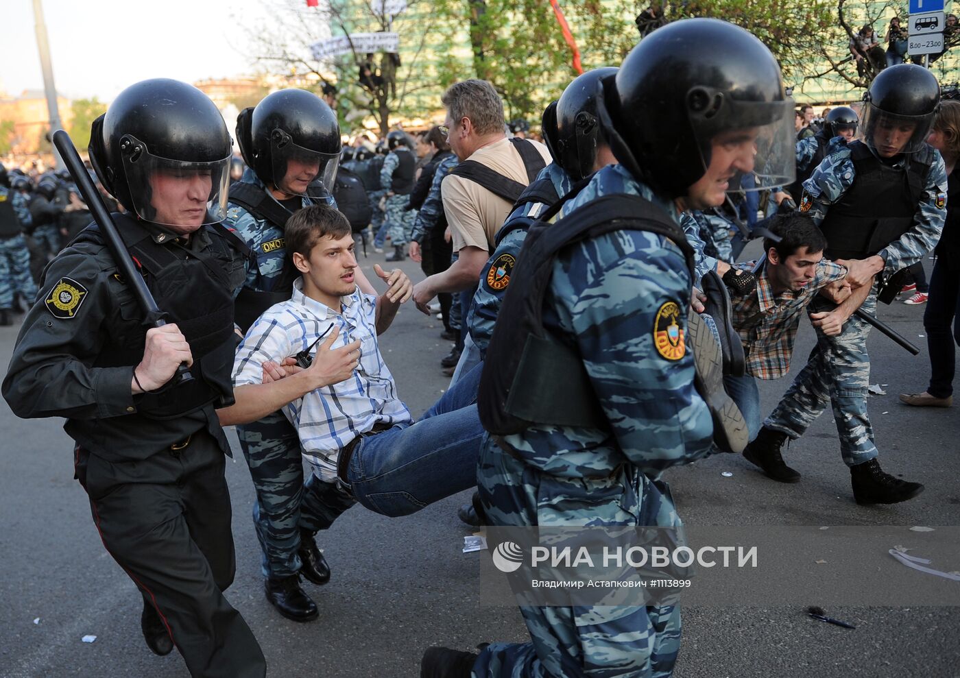Задержания участников митинга "Марш миллионов" в Москве
