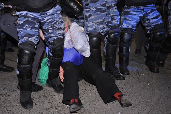 Сторонники оппозиции собрались у ОВД "Якиманка"