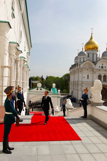 Д.Медведев входит в Большой Кремлевский дворец