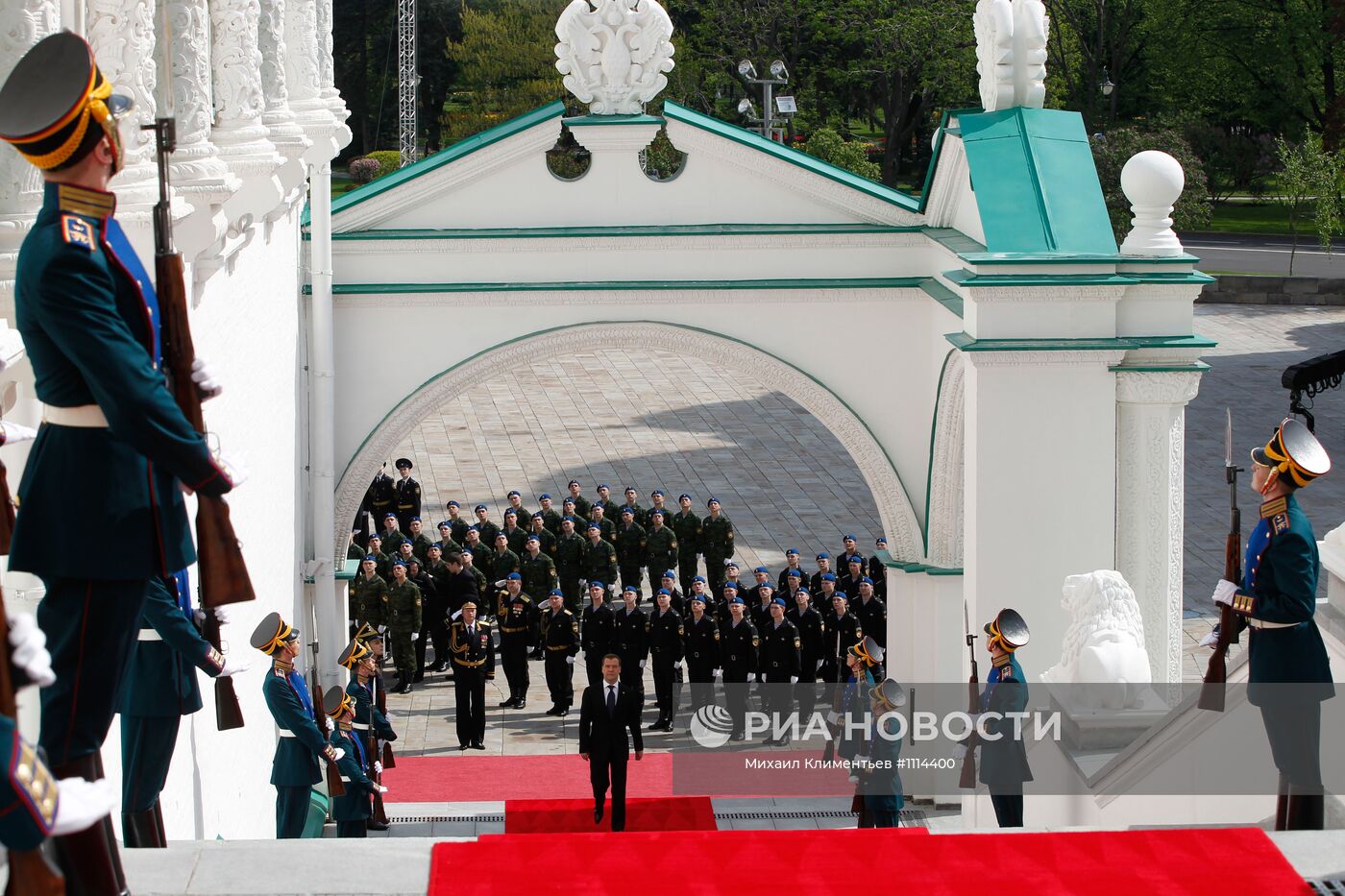 Д.Медведев входит в Большой Кремлевский дворец