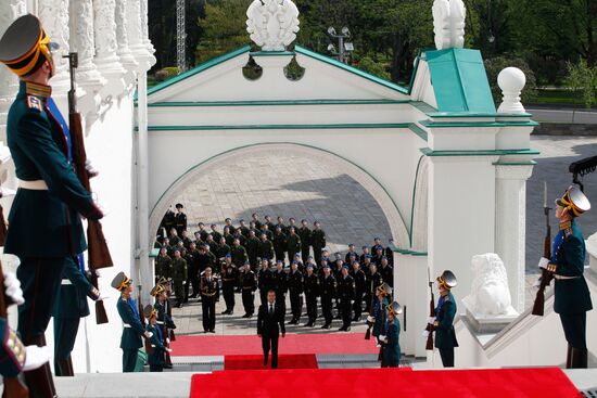 Д.Медведев входит в Большой Кремлевский дворец