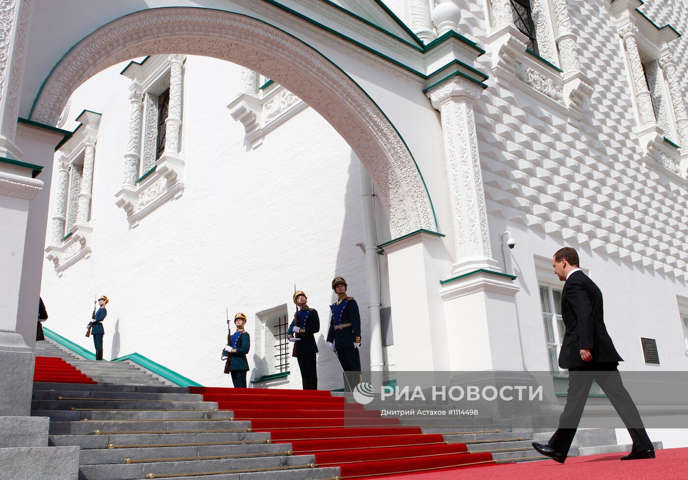 Д.Медведев входит в Большой Кремлевский дворец