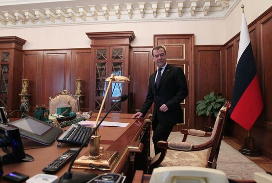 Д.Медведев в рабочем кабинете в Кремле
