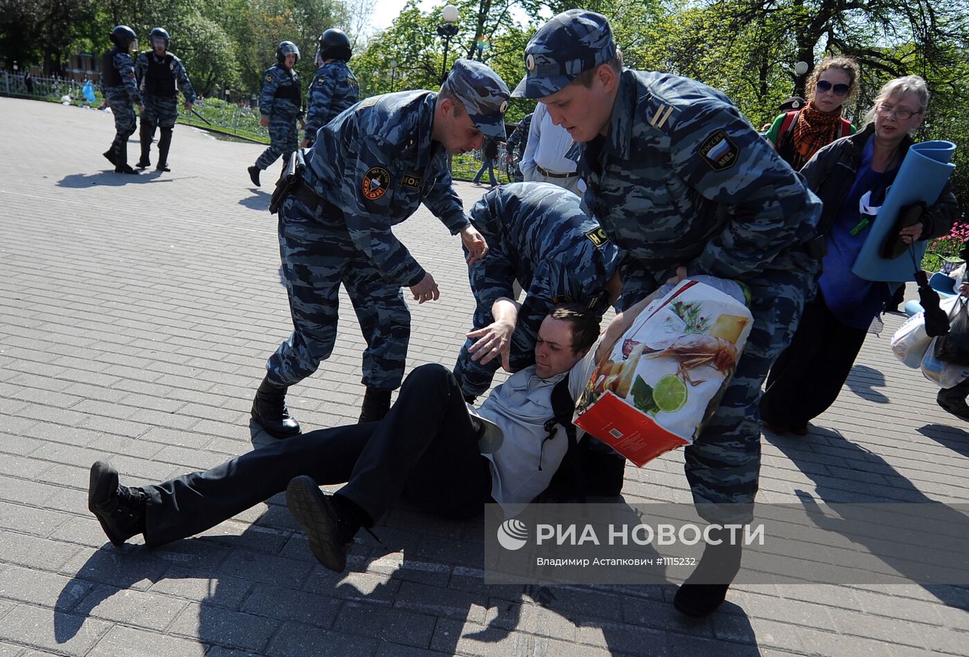 Задержания участников акции оппозиции у метро "Китай-город"
