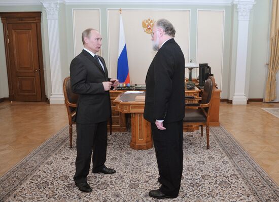 В.Чуров вручает В.Путину удостоверение президента РФ